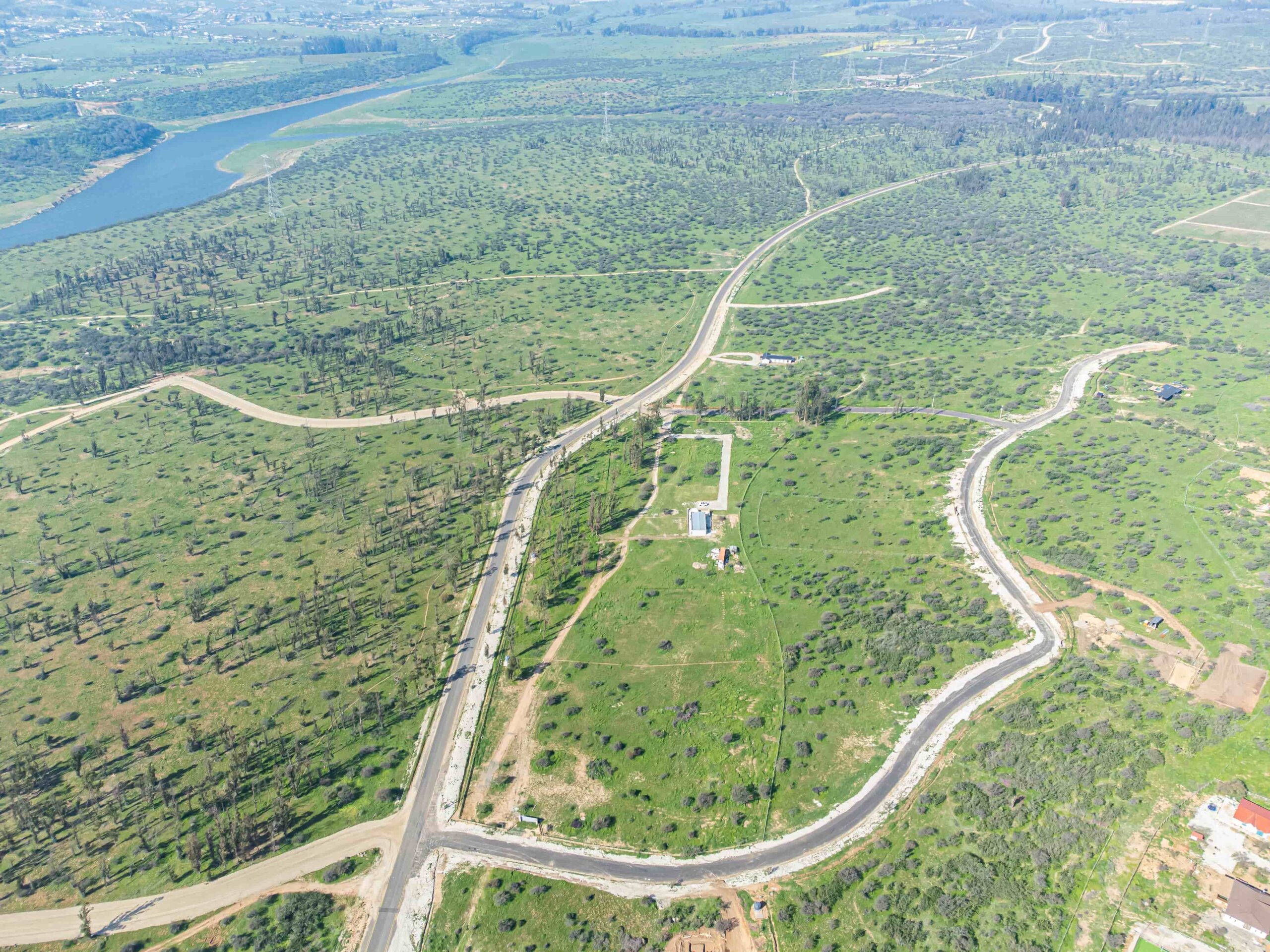 Vista aérea de la parcelación Hacienda Los Aromos junto al Embalse Los Aromos, Limache